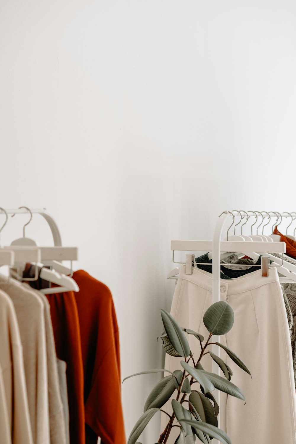 Kleiderständer mit Damenmode in warmen Naturtönen